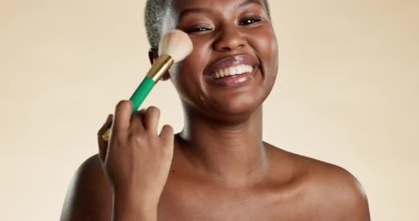 Piękno Makijaż Czarna Kobieta Szczotką Studiu Zabiegów Kosmetycznych Naturalnych Rutynowych — Wideo stockowe