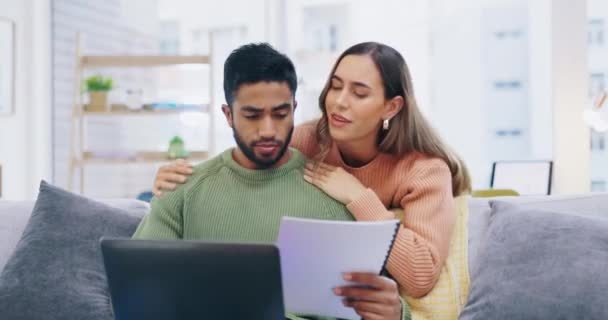 Hayat Sigortası Çift Kredisi Sözleşmesi Dizüstü Bilgisayarla Oturma Odasında Konuşmak — Stok video