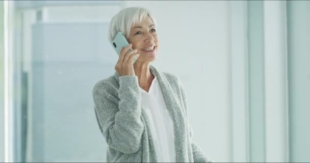 Hogar Ancianos Llamada Telefónica Mujer Mayor Con Una Sonrisa Comunicación — Vídeos de Stock