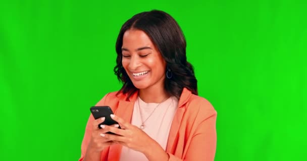 Pantalla Verde Retrato Mujer Joven Teléfono Sonrisa Aislado Mostrando Maqueta — Vídeos de Stock