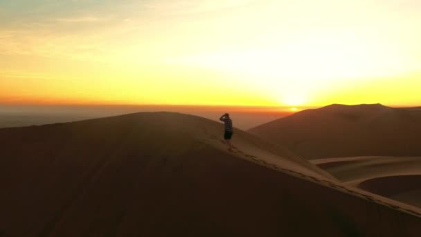 Viaje Desierto Silueta Del Hombre Atardecer Para Las Vacaciones Verano — Vídeos de Stock