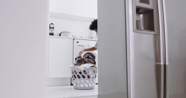 Lavanderia Vestiti Donna Con Cesto Lavori Domestici Igiene Giorno Libero — Video Stock