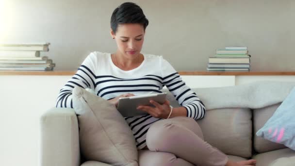 Glücklich Ebook Oder Frau Mit Tablet Auf Dem Sofa Für — Stockvideo