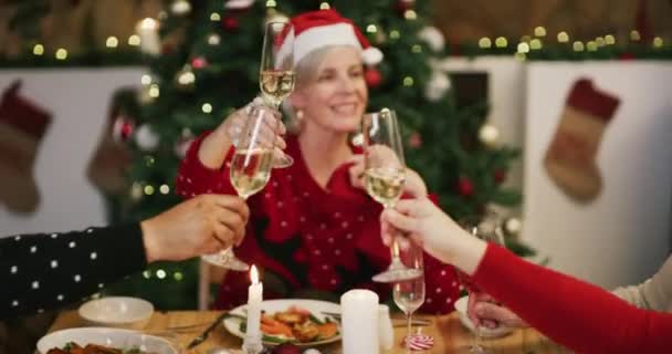 Weihnachten Familienessen Und Anstoßen Auf Party Feiern Und Glück Mit — Stockvideo