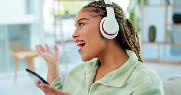 带着智能手机 耳机和舞蹈的女人一边听音乐 一边用科技放松或放松地呆在家里 伴随着收音机 在线流媒体和互联网一起歌唱 充满活力 乐趣和节奏感 — 图库视频影像