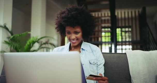 Laptop Kobieta Karta Kredytowa Zakupów Online Domowej Sofie Dostępem Internetu — Wideo stockowe