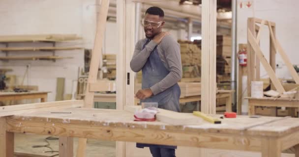 Homem Negro Carpinteiro Dor Ombro Enquanto Trabalhava Oficina Madeira Carpintaria — Vídeo de Stock