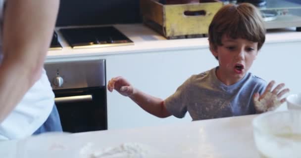 Ψήσιμο Μείγμα Γεύσης Και Πατέρας Παιδί Στην Κουζίνα Εκμάθηση Δεξιοτήτων — Αρχείο Βίντεο