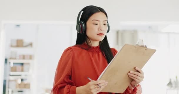 Zakelijk Mode Ontwerper Aziatische Vrouw Met Checklist Voor Planning Logistiek — Stockvideo
