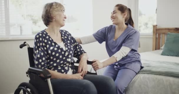 Retrato Enfermera Consultora Anciana Silla Ruedas Para Servicio Salud Soporte — Vídeos de Stock