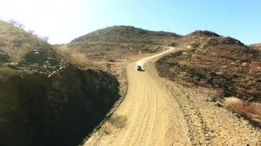 Seyahat, kum ve çöl, kamyonla Avustralya 'nın toprak yolunda özgürlük, ulaşım ya da yolculuk için. Macera, peyzaj ve insansız hava aracı arazi aracıyla yolculuk, toz veya doğa için.