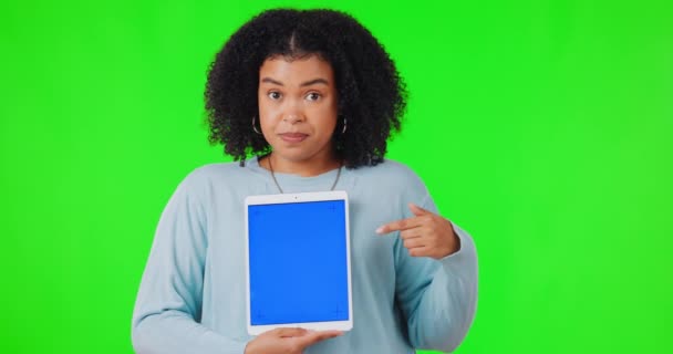 Mujer Tableta Dedo Maqueta Pantalla Verde Para Una Mala Revisión — Vídeo de stock