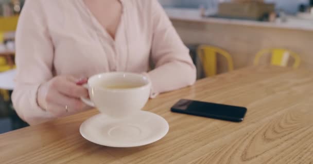 Жінка Столом Кафе Кава Мислення Відпочиває Перерві Відпочинком Чашки Ідея — стокове відео