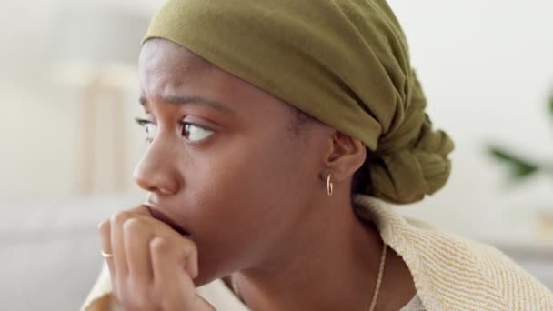 Angst Stress Nagelbijten Door Een Zwarte Vrouw Van Een Bank — Stockvideo
