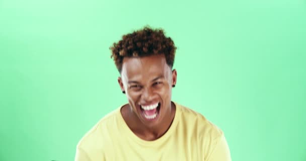 Komik Yüz Adam Yeşil Ekranda Gülüyor Stüdyoda Arka Plan Modelinde — Stok video