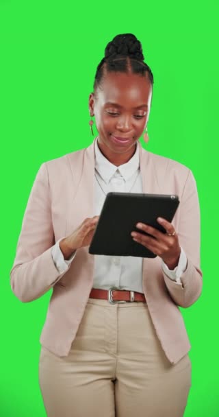 Tablet Thumbs Woman Face Isolated Studio Background Green Screen Online — Stock Video