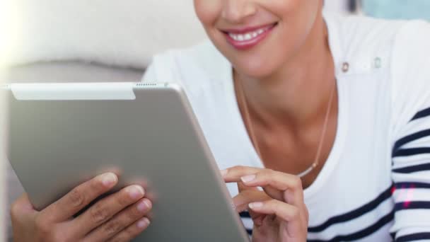 Cara Ebook Relajar Mujer Con Tableta Sofá Para Las Redes — Vídeo de stock