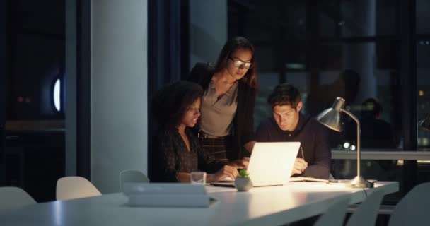 Laptop Geschäftsleute Teamwork Und Dark Office Zusammenarbeit Bei Projekttermin Überstunden — Stockvideo