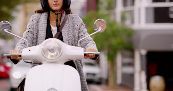 城市中的摩托车 旅行和骑摩托车的妇女在城市中的通勤 交通和旅行 摩托车和妇女乘车旅行 探险和探索纽约 — 图库视频影像
