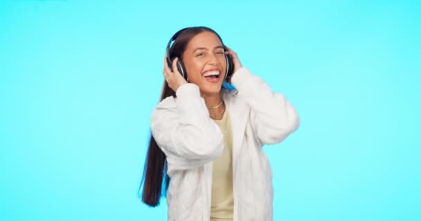 ヘッドフォン ダンス ラジオを持つ音楽 笑顔と女性は青いスタジオの背景に対して 女性の人 女の子とヘッドセットとモデル リスニングで音声とストリーミングオーディオ 歌とリズム — ストック動画