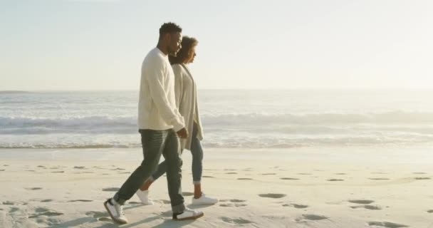 Cinta Tanggal Dan Pasangan Berpegangan Tangan Pantai Sambil Berjalan Atau — Stok Video