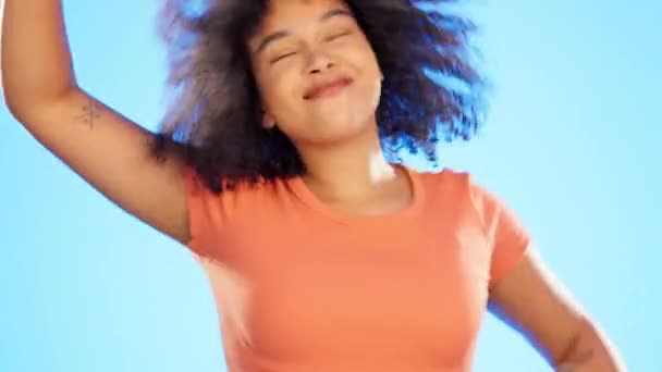 黑人妇女是跳舞 自由和快乐的乐趣 无忧无虑的舞蹈和节奏的蓝色背景 精力充沛 快乐的女舞蹈家在演播室里 快乐而疯狂 有着积极的心态 — 图库视频影像