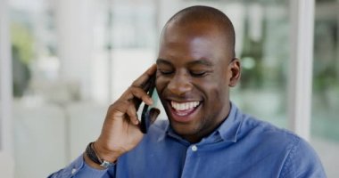 Siyahi bir adam, telefon görüşmesi ve iletişimle gülüyor, gündelik sohbetler ediyor ve iş yerinde mutlu insanlarla konuşuyor. Komik sohbet, mutluluk ve iş adamı yüzü ile temas, tartışma ve bağlantı.