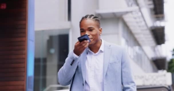 Hombre Negro Teléfono Negocios Altavoz Calle Para Comunicación Chat Redes — Vídeos de Stock