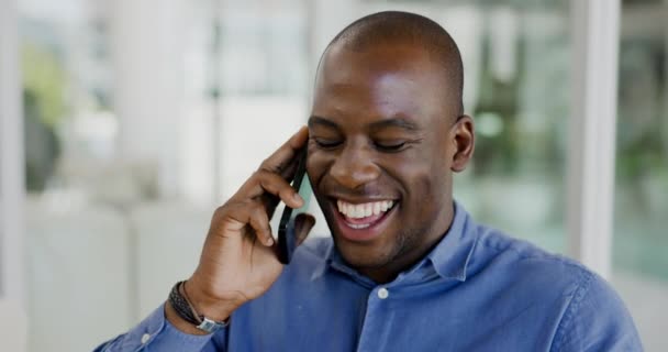 Hombre Negro Riendo Con Llamada Telefónica Comunicación Chat Casual Hablando — Vídeo de stock