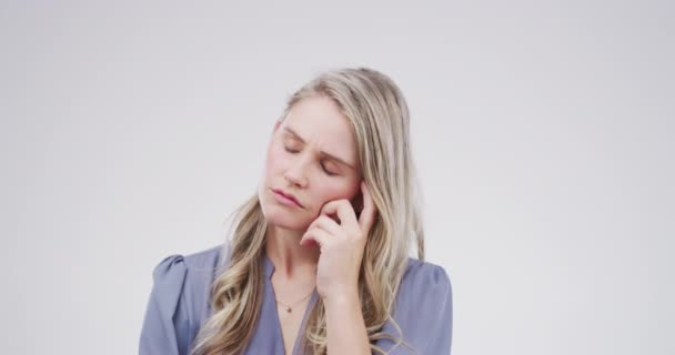 Vraag Denken Vrouw Met Ideeën Maquette Beslissing Tegen Een Witte — Stockvideo
