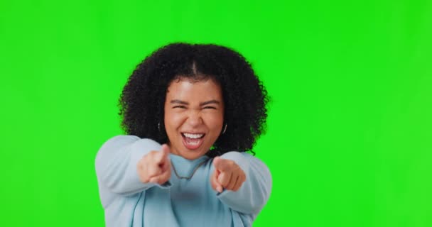 Porträt Zeigend Und Aufgeregt Mit Einer Frau Auf Grünem Bildschirmhintergrund — Stockvideo