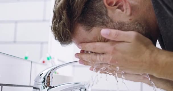 Primer Plano Cara Lavado Del Hombre Higiene Agua Con Cuidado — Vídeo de stock