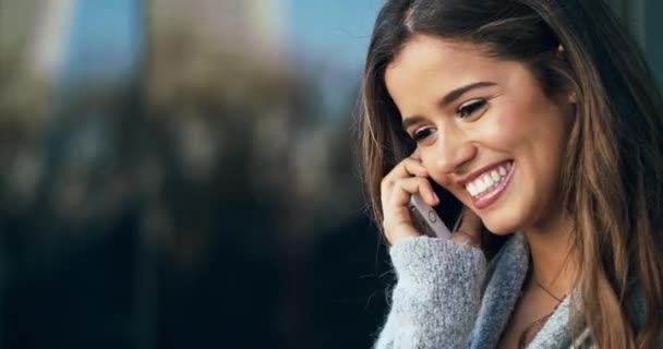 Mulher Telefonema Livre Espaço Urbano Com Sorriso Audição Maquete Com — Vídeo de Stock