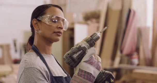 Madera Carpintero Mujer Con Taladro Taller Para Proceso Fabricación Retrato — Vídeos de Stock