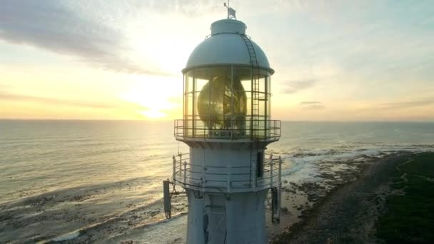 日落或日出时的空中 无人驾驶飞机和海上灯塔 为安全起见 把位于南非大西洋沿岸的一座风景秀丽的灯塔视为海港中的灯塔 — 图库视频影像