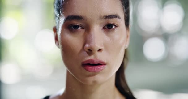 Respiración Mujer Cara Con Sudor Gimnasio Con Motivación Para Aptitud — Vídeos de Stock