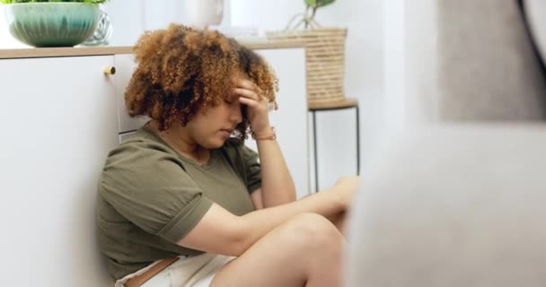 Atak Paniki Płacz Czarna Kobieta Załamaniem Psychicznym Stresem Domu Smutna — Wideo stockowe