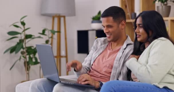 Šťastný Pár Pohovce Laptopem Plánování Umístění Webové Stránky Post Info — Stock video