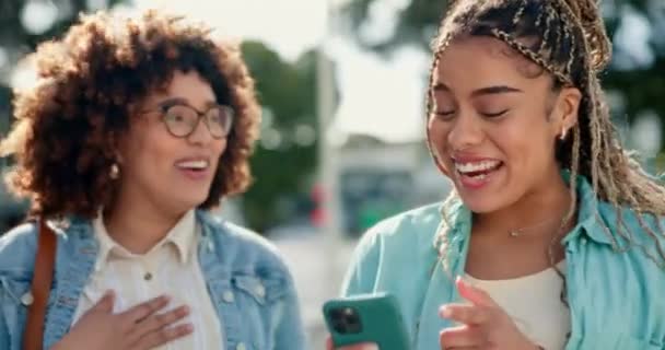 Amigos Mujeres Riendo Teléfono Ciudad Para Las Redes Sociales Mensaje — Vídeos de Stock