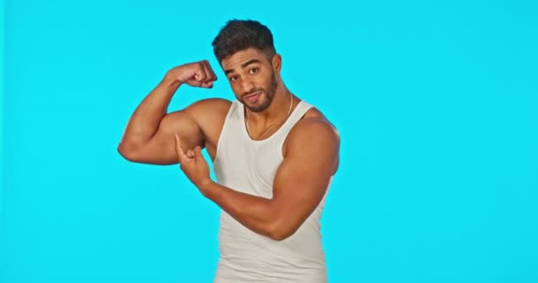 Fitness Attrappe Und Mann Biegt Zeigt Platz Auf Blauem Hintergrund — Stockvideo