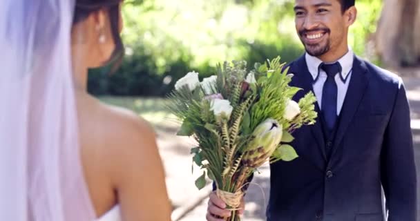 결혼을 축하하기 위하여 옥외에서 신부에게 꽃다발을 인생의 동반자 행복을 축하하는 — 비디오
