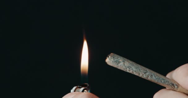 Erva Daninha Fumaça Mãos Isoladas Fundo Preto Para Cannabis Legal — Vídeo de Stock