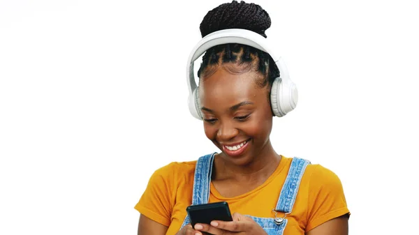 Fekete Zenét Hallgat Fejhallgatóval Okostelefon Tánc Elszigetelt Fehér Háttérrel Boldog — Stock Fotó