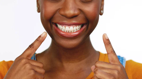 고립된 아프리카 미국인 위생에 미소짓는 행복하게 여긴다 화이트 관리에 화이트 — 스톡 사진