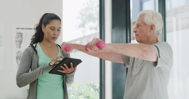 Tablety Činky Fyzioterapie Starými Muži Ženami Kanceláři Pro Konzultace Wellness — Stock video
