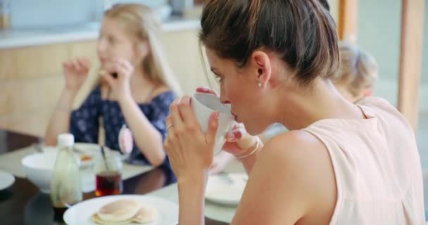 Mãe Rosto Pequeno Almoço Familiar Uma Casa Manhã Com Felicidade — Vídeo de Stock