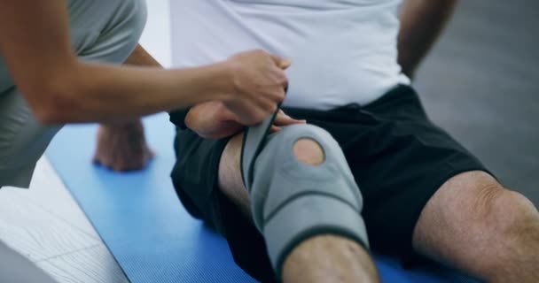 Fysiotherapie Training Knie Met Een Verband Letsel Ongeval Revalidatie Hulp — Stockvideo