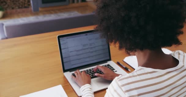 远程工作和女性在笔记本电脑上的脸 电子邮件 撰写在线建议和研究报告 在家里工作 在电脑上为网站或博客描绘非洲女工的快乐和形象 — 图库视频影像