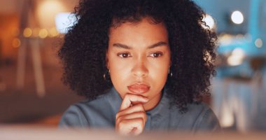 Gece, düşünce ve bilgisayar, araştırma önerisi, proje ve tatmin için siyahi bir kadınla birlikte ofiste. Bilgi, kendine güven veya bağlantı kurma kurumunda çalışan çalışanlarla internet, teknoloji ve fikir.