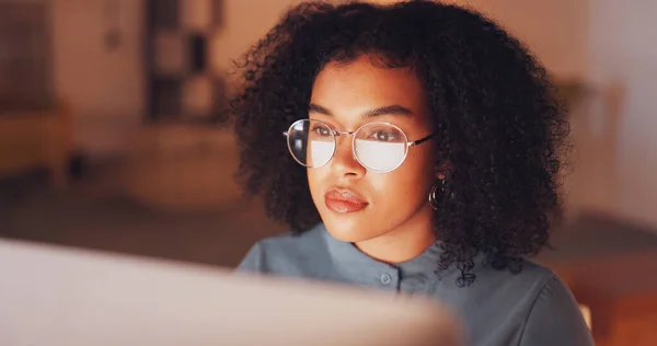 戴眼镜的黑人女性和员工 工作场所的夜读和在线阅读 截止日期或时间表 非洲裔美国女企业家 顾问或记者 戴着眼镜并进行反思 — 图库照片